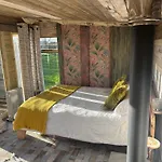 Yellowhammer Hut At Carr House Farm Camping