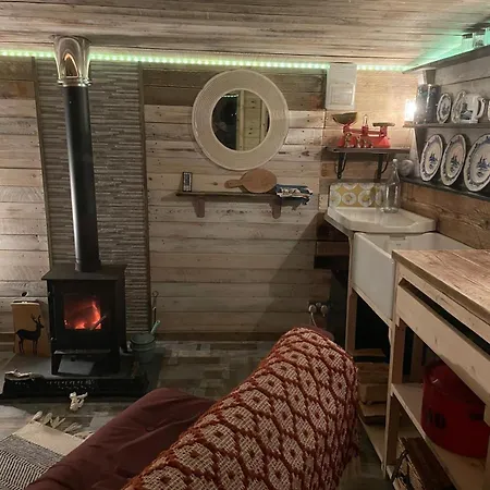 Yellowhammer Hut At Carr House Farm *