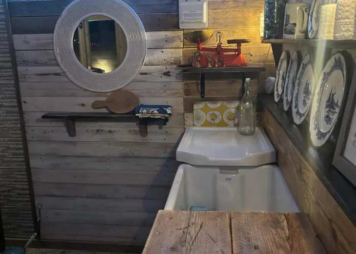 Yellowhammer Hut At Carr House Farm