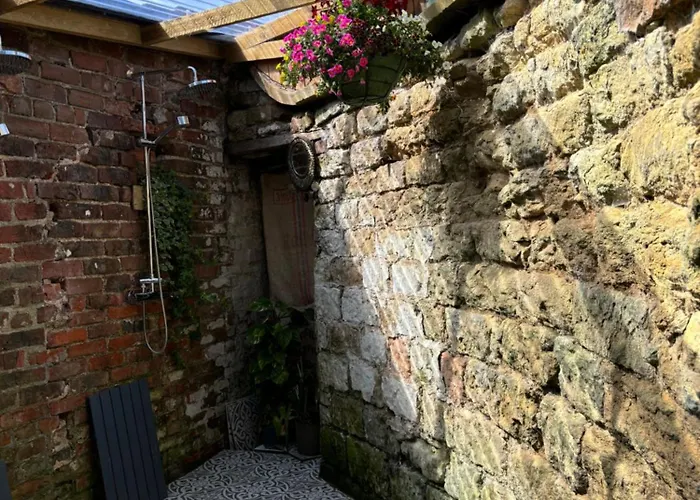 Yellowhammer Hut At Carr House Farm * Cayton