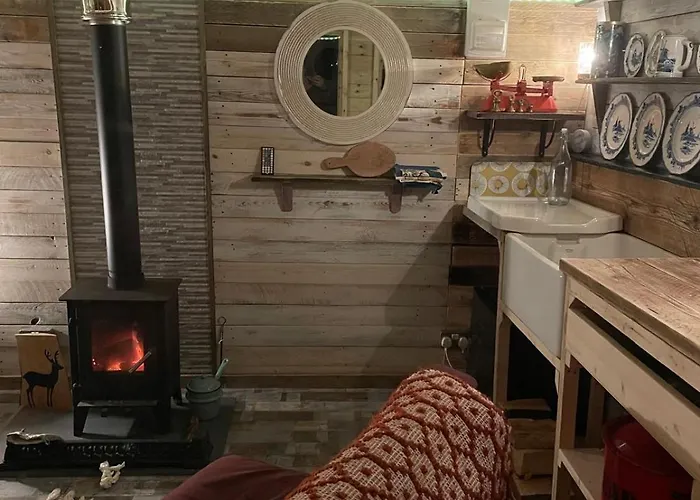 Yellowhammer Hut At Carr House Farm *