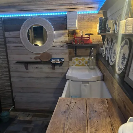 Yellowhammer Hut At Carr House Farm