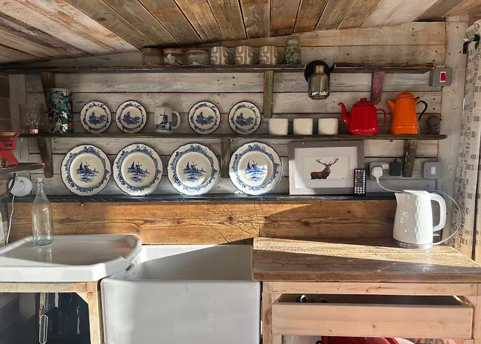 Yellowhammer Hut At Carr House Farm Camping