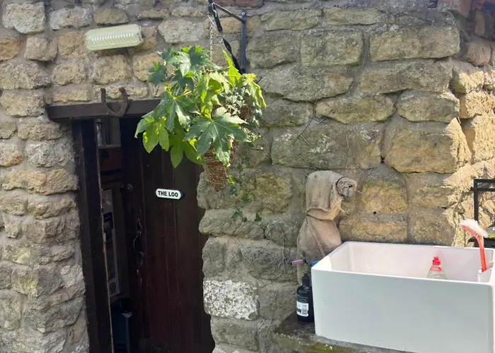 Yellowhammer Hut At Carr House Farm * Cayton