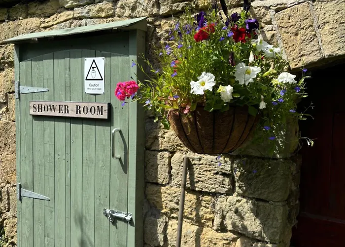 Yellowhammer Hut At Carr House Farm *