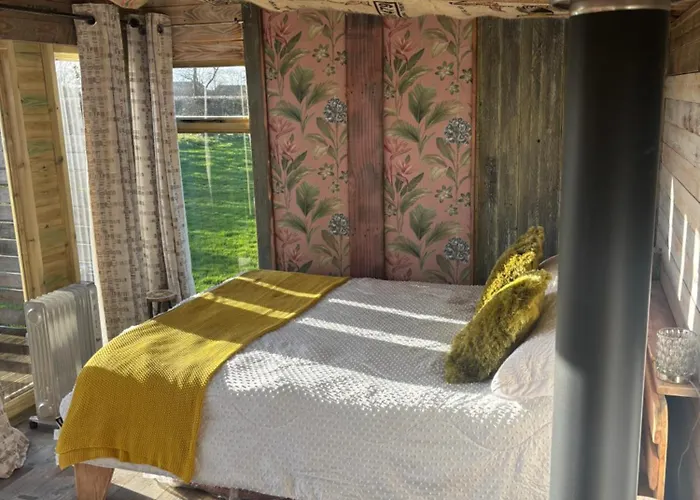 Yellowhammer Hut At Carr House Farm Camping